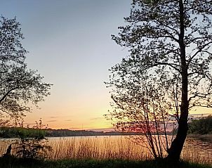 Adembenemende zonsondergang over het water in de omgeving van Tussendeforten bed and breakfast in Maarssen, Utrecht noord.