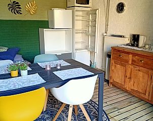 Stijlvolle binnenruimte met eettafel en keukenfaciliteiten bij Tussendeforten bed and breakfast in Maarssen, Utrecht noord.