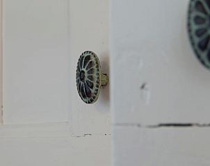 Authentieke deurknoppen in Vakantiehuis in Oudewater, Utrecht. Historische charme in een bed and breakfast.