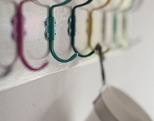 Kleurrijke haken in de keuken van Vakantiehuis in Oudewater, Utrecht. Praktisch en stijlvol verblijf.