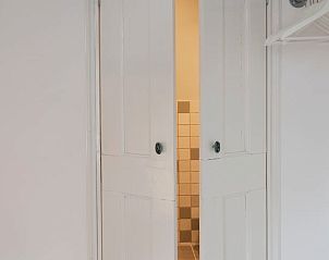 Stijlvolle badkamerdeur in Vakantiehuis in Oudewater, Utrecht. Comfort en privacy verzekerd.