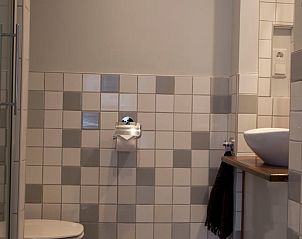 Moderne badkamer met tegelwerk in Vakantiehuis in Oudewater, Utrecht. Luxe bed and breakfast faciliteiten.