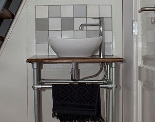 Industrile wastafel in Vakantiehuis in Oudewater, Utrecht. Unieke details in een bed and breakfast.