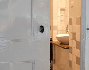 Charmante badkamerdeur in Vakantiehuis in Oudewater, Utrecht. Historische sfeer in een modern verblijf.