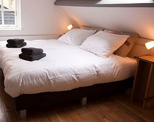 Luxe bed met uitzicht in Vakantiehuis in Oudewater, Utrecht. Geniet van een ontspannen verblijf.