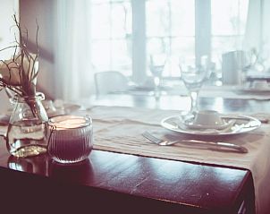 Gezellige eettafel in Vakantiehuis in Oudewater, Utrecht. Geniet van maaltijden in een sfeervolle setting.