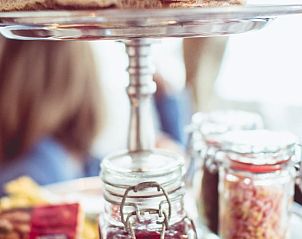 Ontbijtplateau met lekkernijen in Vakantiehuis in Oudewater, Utrecht. Begin je dag met een glimlach.