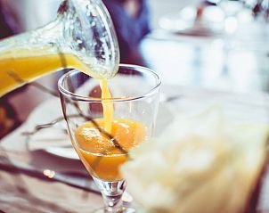 Verse jus d'orange in Vakantiehuis in Oudewater, Utrecht. Verfrissend begin van de dag in een bed and breakfast.