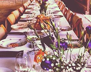 Feestelijke tafelsetting in Vakantiehuis in Oudewater, Utrecht. Perfect voor speciale gelegenheden.