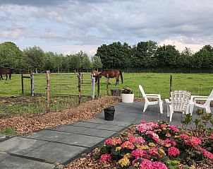 Zitgedeelte op het terras van Huisje in Noordgouwe, bed and breakfast in Schouwen-Duiveland, Zeeland.