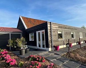 Huisje in Noordgouwe, bed and breakfast met bloemen in Schouwen-Duiveland, Zeeland.