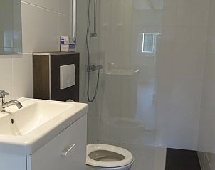 Moderne badkamer in Huisje in Noordgouwe, bed and breakfast in Noordgouwe, Zeeland.