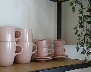 Stijlvolle servieskast in Huisje in Noordgouwe, bed and breakfast in Schouwen-Duiveland, Zeeland.