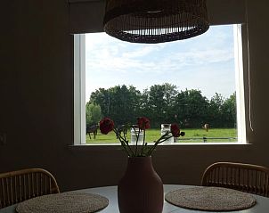 Eettafel met uitzicht in Huisje in Noordgouwe, bed and breakfast in Noordgouwe, Zeeland.