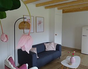 Stijlvol ingerichte woonkamer in Huisje in Noordgouwe, bed and breakfast in Schouwen-Duiveland, Zeeland.