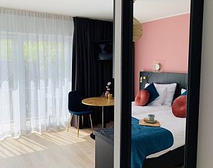 Elegant ingerichte kamer in B&B Duinhuys, Domburg met comfortabele zitgelegenheid.