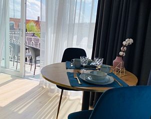 Eetruimte in B&B Duinhuys, Walcheren met uitzicht op het zonnige terras.