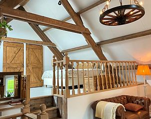 Houten balken en knusse zithoek in Huisje in Arnemuiden, accommodatie in Walcheren.