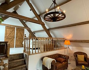 Open ruimte met houten details in Huisje in Arnemuiden, vakantieverblijf in Zeeland.