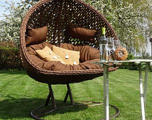 Ontspan in de tuin van Huisje in Arnemuiden, bed and breakfast in Walcheren, Zeeland.