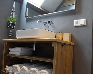 Moderne wasbak in Huisje in Arnemuiden, vakantiehuis in Walcheren, Zeeland.