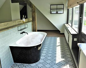 Luxe badkamer met vrijstaand bad in Huisje in Bodegraven, bed and breakfast in het Groene Hart, Zuid-Holland.