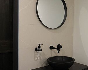 Moderne wastafel in de badkamer van Huisje in Bodegraven, comfortabele bed and breakfast in Zuid-Holland.