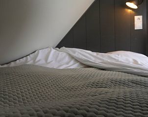Gezellige slaapkamer met zacht beddengoed in Huisje in Bodegraven, ideaal voor een rustgevend verblijf in Zuid-Holland.