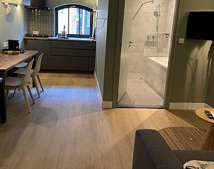 Moderne keuken en eetruimte in Vakantiehuisje in Nieuwkoop, bed and breakfast in het Groene Hart, Zuid-Holland.