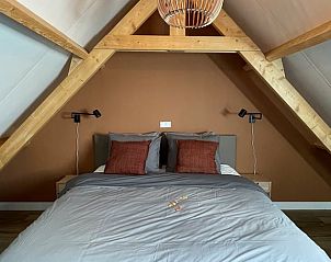 Gezellige slaapkamer met houten balken in Vakantiehuisje in Nieuwkoop, bed and breakfast in het Groene Hart, Zuid-Holland.