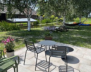 Ruim terras met uitzicht op de tuin bij Vakantiehuisje in Nieuwkoop, bed and breakfast in het Groene Hart, Zuid-Holland.