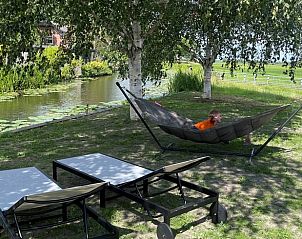 Ontspannen in een hangmat aan het water bij Vakantiehuisje in Nieuwkoop, bed and breakfast in het Groene Hart, Zuid-Holland.