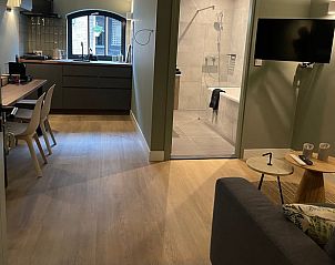 Moderne keuken en zithoek in Huisje in Nieuwkoop, een bed and breakfast in het Groene Hart, Zuid-Holland.