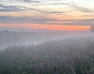 Adembenemende zonsopgang in de natuur rondom Huisje in Nieuwkoop, gelegen in het Groene Hart van Zuid-Holland.