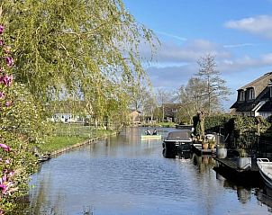 Pittoresk uitzicht op de gracht nabij Huisje in Nieuwkoop, een bed and breakfast in het Groene Hart, Zuid-Holland.