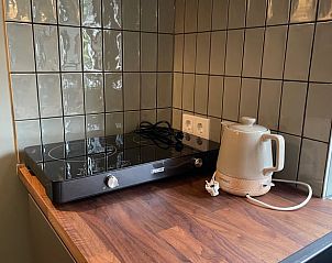 Compacte kookplaat en waterkoker in de keuken van Huisje in Nieuwkoop, een bed and breakfast in Zuid-Holland.