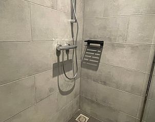 Stijlvolle douche in de badkamer van Huisje in Nieuwkoop, een bed and breakfast in het Groene Hart, Zuid-Holland.