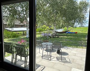 Uitzicht op de tuin vanuit Huisje in Nieuwkoop, een bed and breakfast in het Groene Hart, Zuid-Holland.