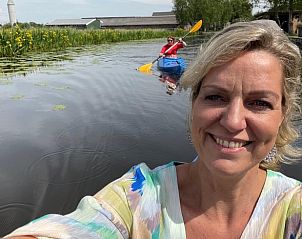 Plezier op het water met kajakken bij Huisje in Nieuwkoop, een bed and breakfast in het Groene Hart, Zuid-Holland.