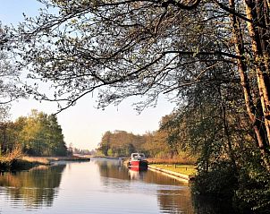 Rustige waterweg met boten nabij Huisje in Nieuwkoop, een bed and breakfast in het Groene Hart van Zuid-Holland.