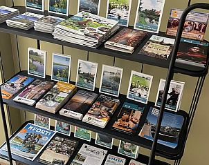 Informatieve brochures over de omgeving in Huisje in Nieuwkoop, een bed and breakfast in het Groene Hart, Zuid-Holland.