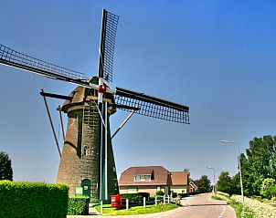 Pittoreske molen nabij DE DIJK bed and breakfast in Zuid-Beijerland, omgeven door natuur.