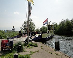 Veerpont over rivier in Zuid-Beijerland, dichtbij DE DIJK bed and breakfast, een uniek verblijf.