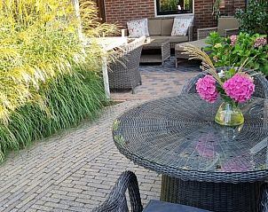 Gezellig terras bij DE DIJK bed and breakfast, Zuid-Holland, ideaal voor buiten dineren.